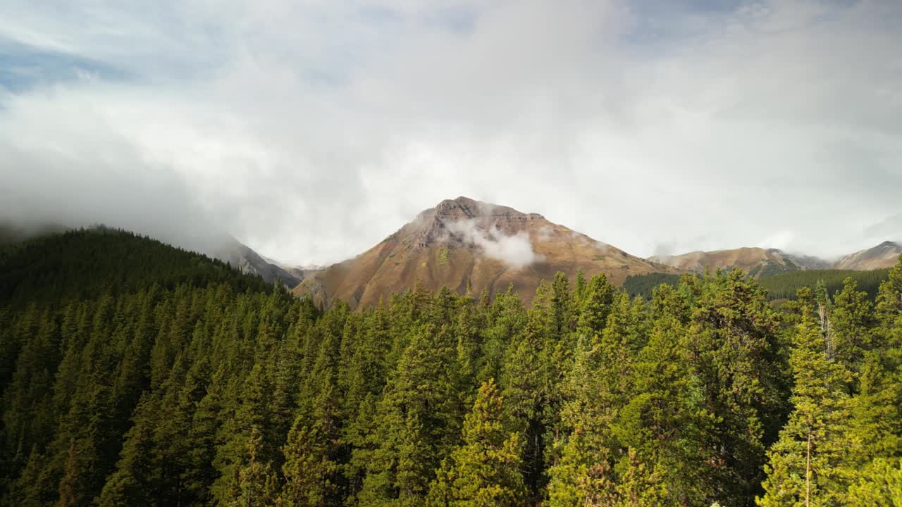 秋天，科罗拉多州克雷斯特德比特的Teocalli山的空中缩放和戏剧性的云视频素材