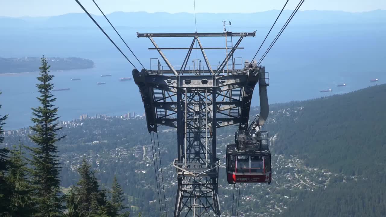 白天，游客乘坐缆车下山。——观点视频素材