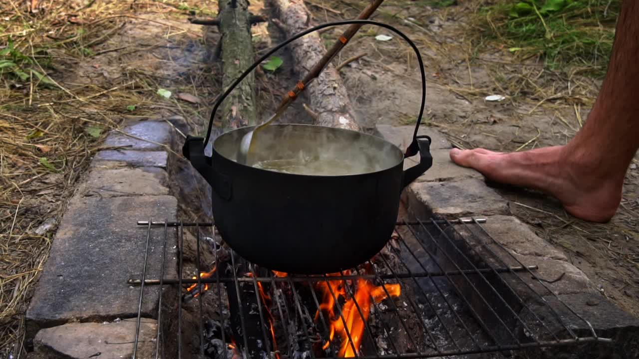 土豆在白天用大锅在明火上煮视频素材