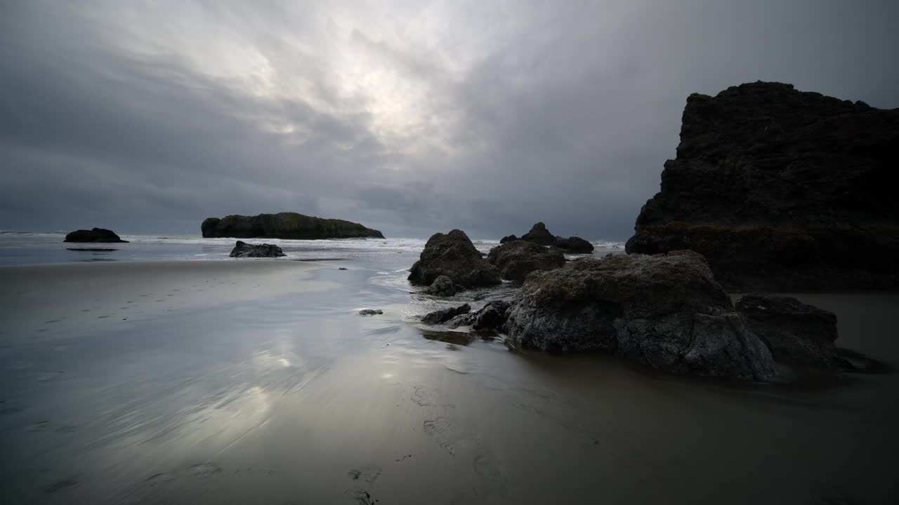 空中无人机POV飞越海洋海滩视频素材