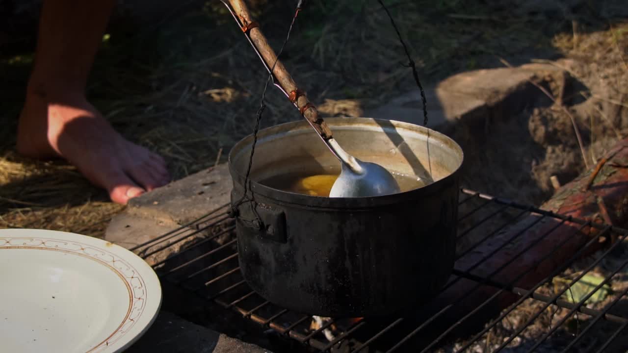 土豆在白天用大锅在明火上煮视频素材