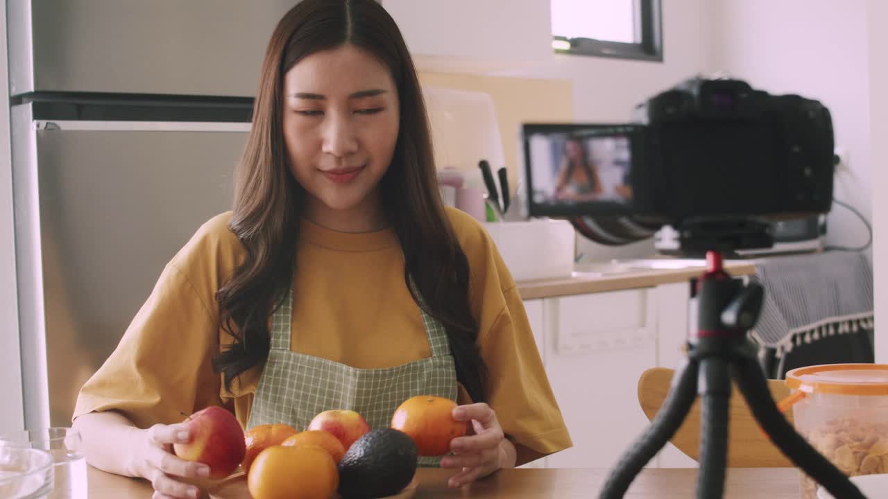 一个年轻的女性美食博主，和有影响力的人录制视频。视频素材