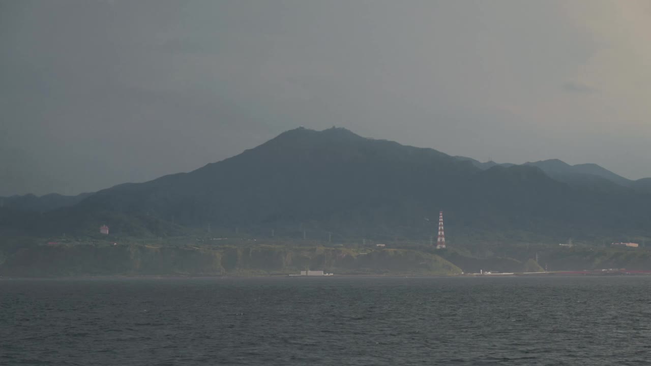 从船舱内部聚焦，慢慢地从近景移到海面视频下载