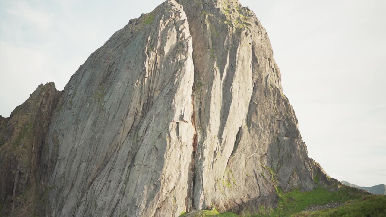 挪威Senja的标志性山顶Segla与崎岖的悬崖壁。宽视频素材