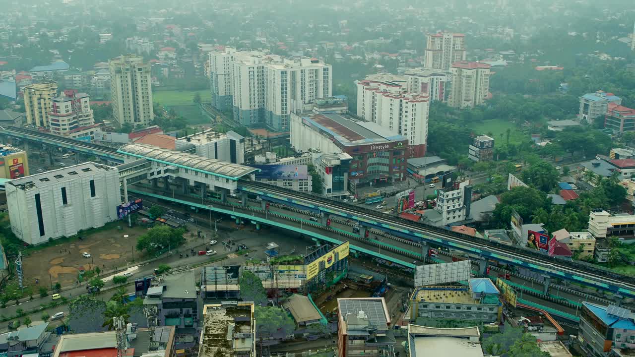 高知城市鸟瞰图Edappally Junction是Edappally的一个十字路口，erakulam城市鸟瞰图_ Edappally信号枢纽_高知地铁列车服务的高架轨道视频素材