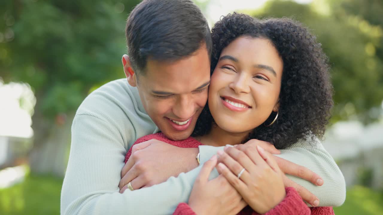 爱，微笑和一对已婚夫妇在他们家的花园里拥抱在一起浪漫的夏天。春天，与快乐的年轻人在后院约会和微笑，同时在一天中建立联系视频素材