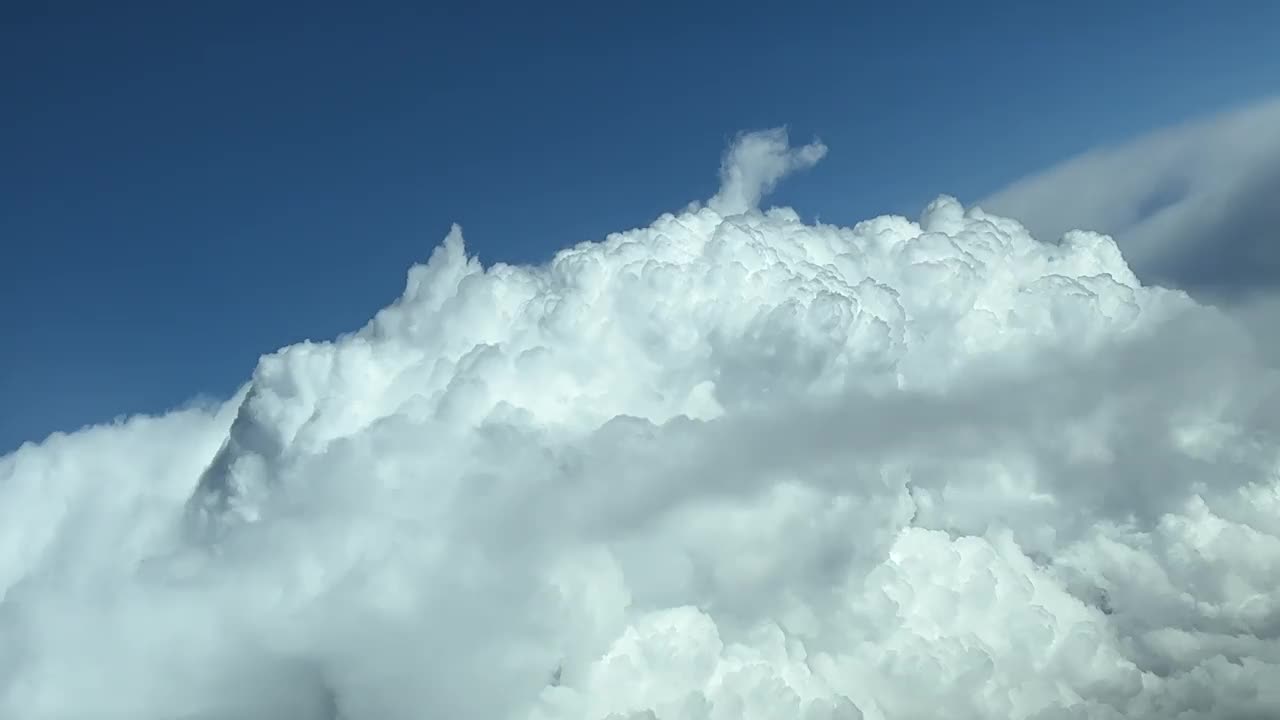 飞机在云层上飞行的POV，漂浮的云。飞行员的视角视频素材