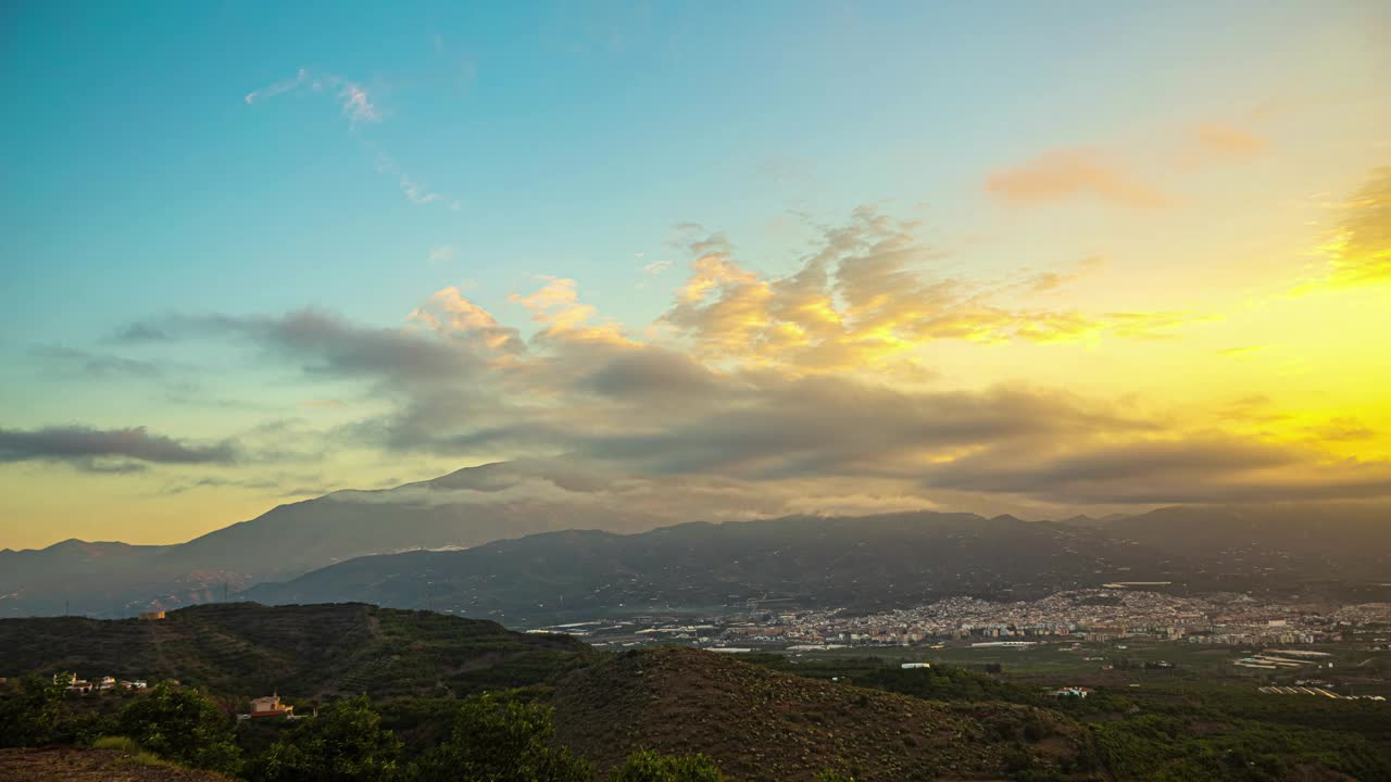 在Cerro de la Encina的黄金时间的延时视图，戏剧性的云视频素材