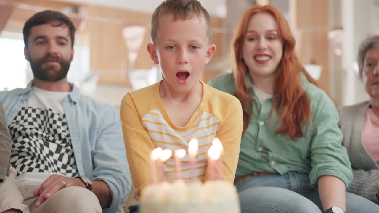 孩子吹，生日聚会或快乐的家庭与蛋糕鼓掌在有趣的庆祝活动或家庭聚会与蜡烛。奶奶、爷爷或兴奋的孩子和爸爸、妈妈或祖父母一起吃沙漠视频素材