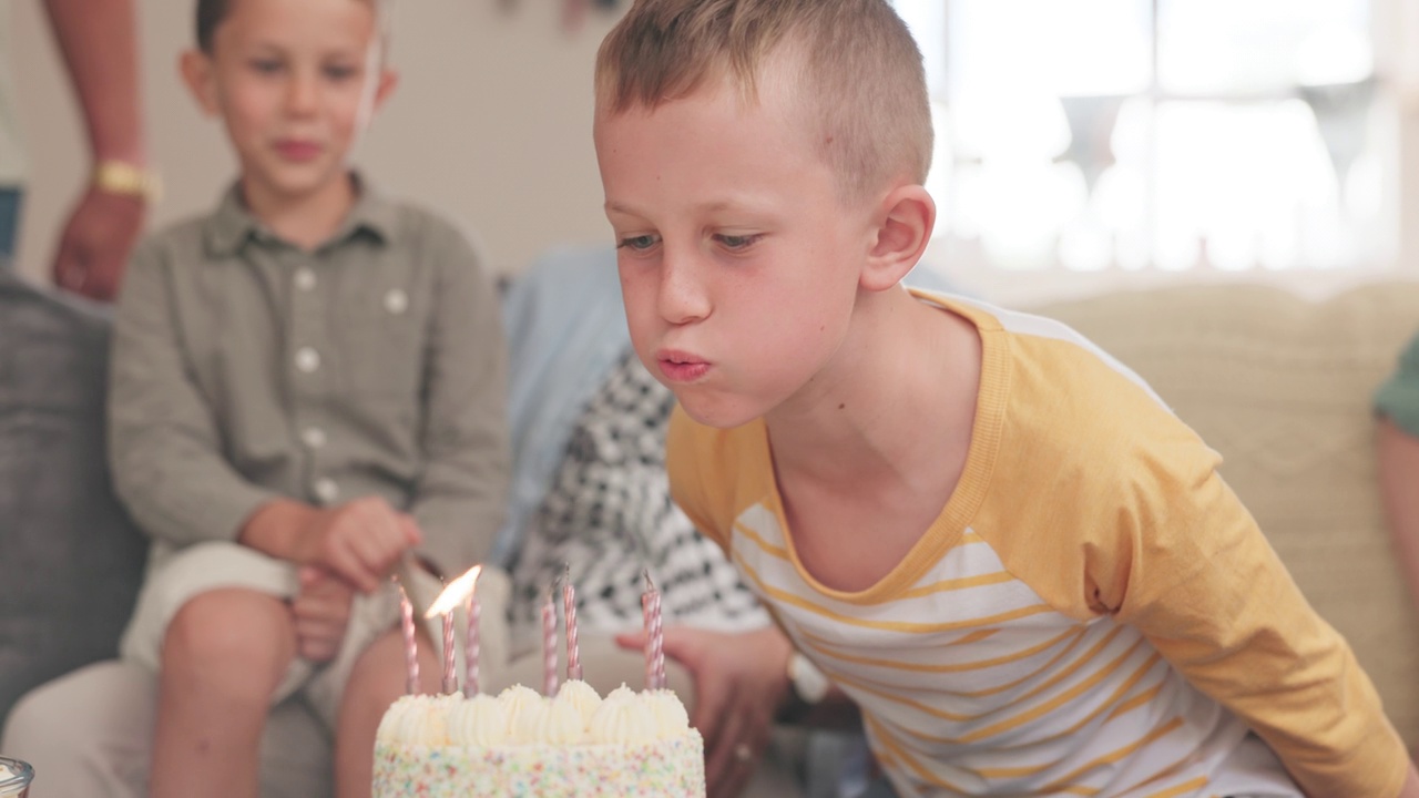 男孩吹，生日聚会或快乐的家庭与蛋糕在家里庆祝与支持，蜡烛或爱。父母，一起或兴奋的年幼的孩子吃烤沙漠与兄弟或有趣的兄弟姐妹视频素材