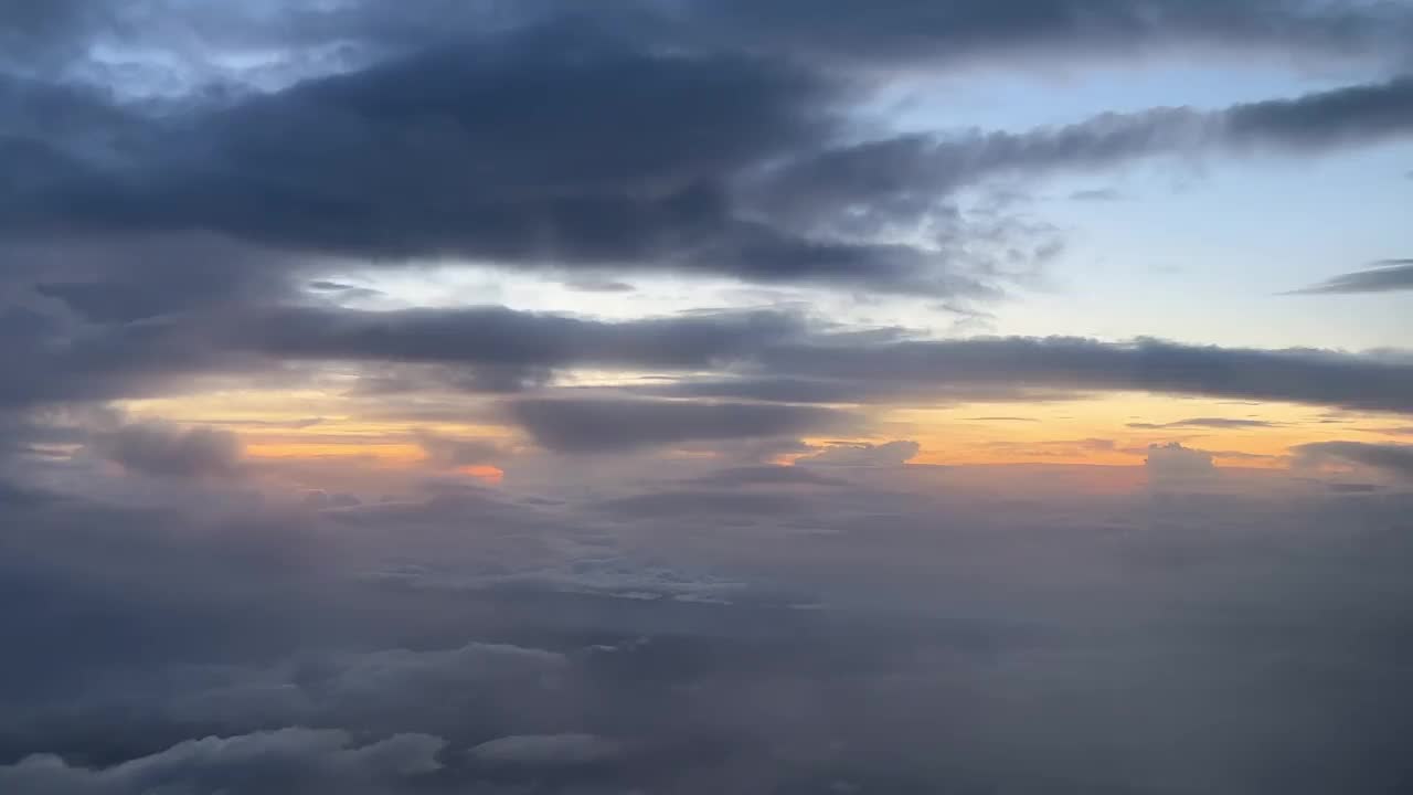 飞行员在12000米高空飞越云层时所看到的美丽日落。视频素材