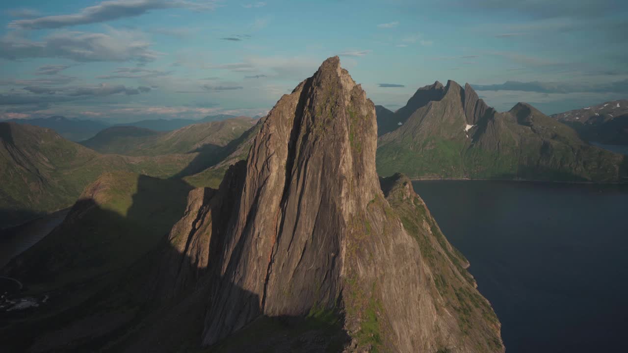 塞格拉山的岩石峰在Senja，挪威范围视频素材