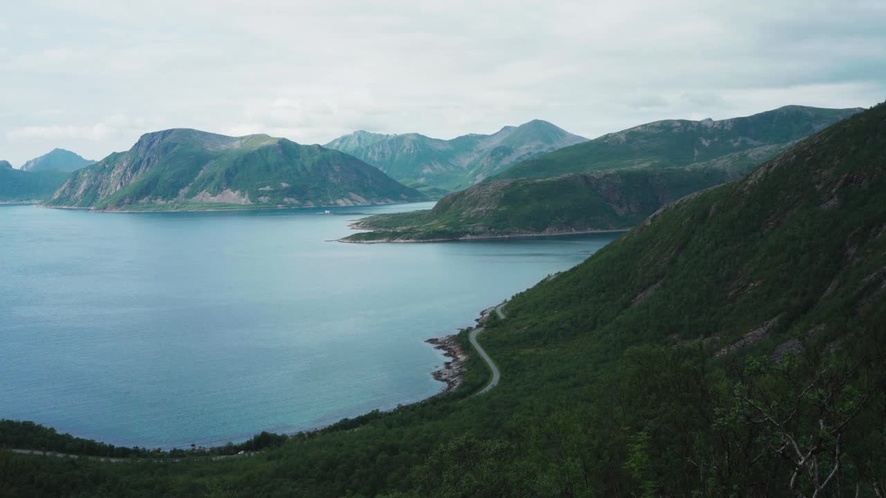 宁静的峡湾和山在Senja岛，挪威-淘金视频素材