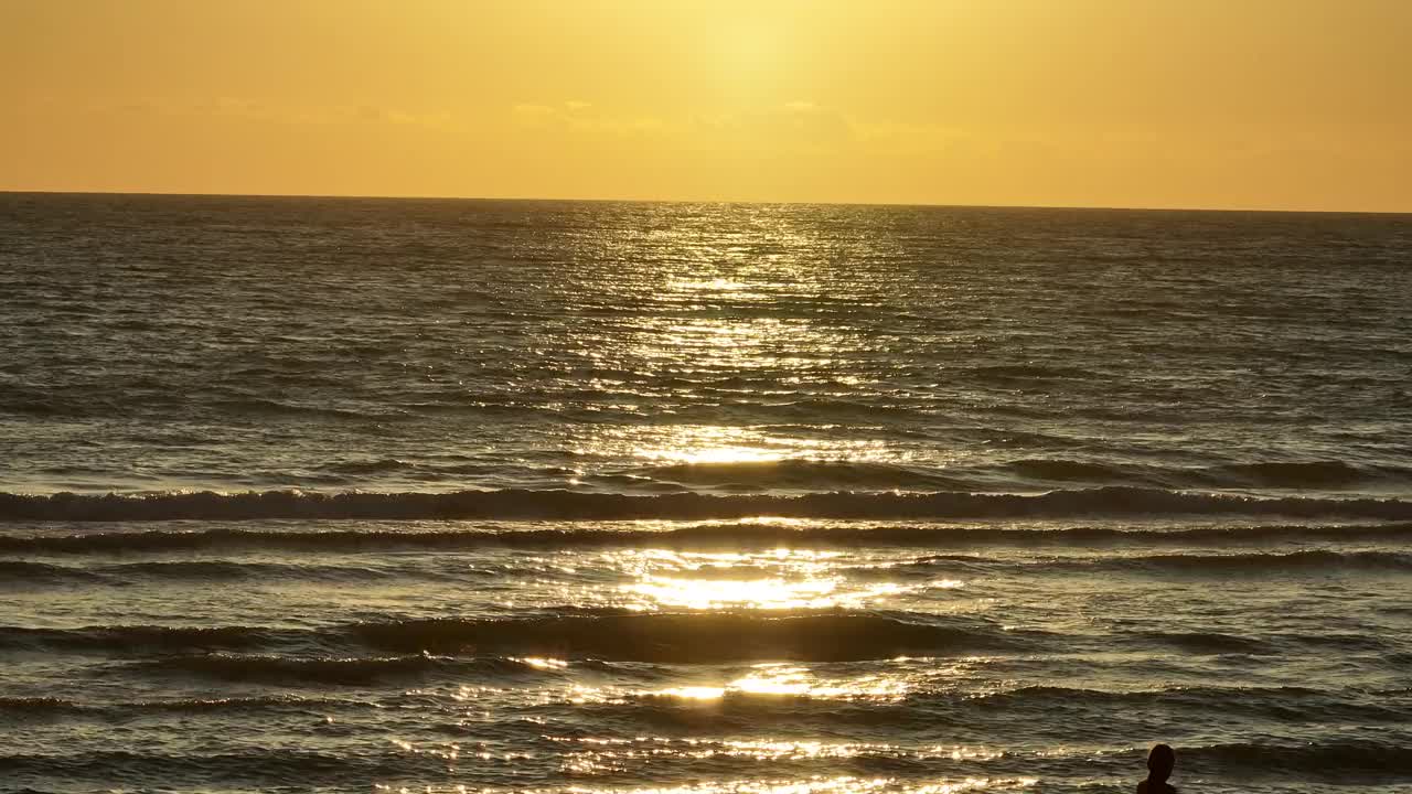 日落时平静海面上的小浪视频素材