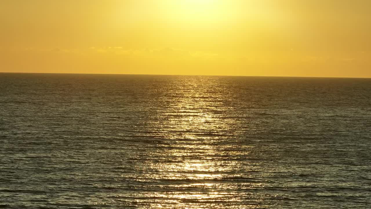 美丽平静的大海，日落时有小波浪视频素材