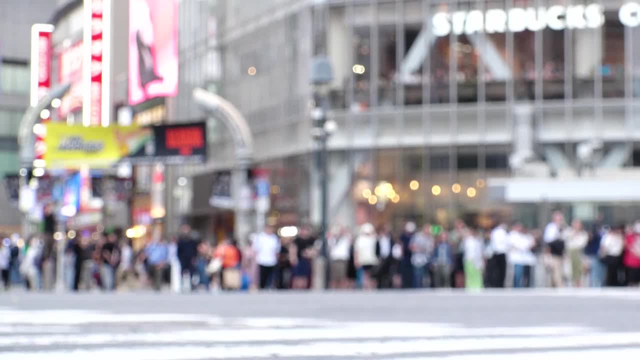 日本，东京，涩谷:一群人在涩谷十字路口行走的延时镜头。视频素材