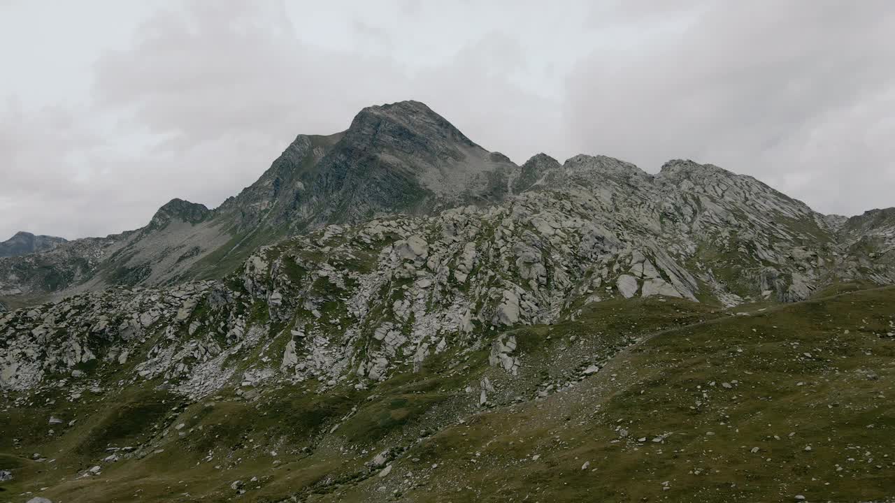 空中无人机的Spadolazzo峰周围的马德西莫-意大利阿尔卑斯山视频素材