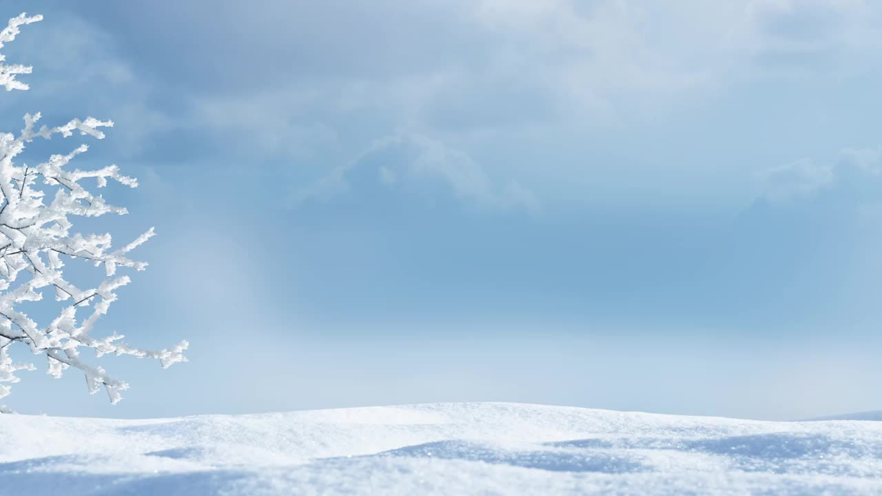 以雪花动画和深雪覆盖为产品展示空间的阳光冬日景观场景，冬季旅游、运动和度假季节的自然背景概念视频素材