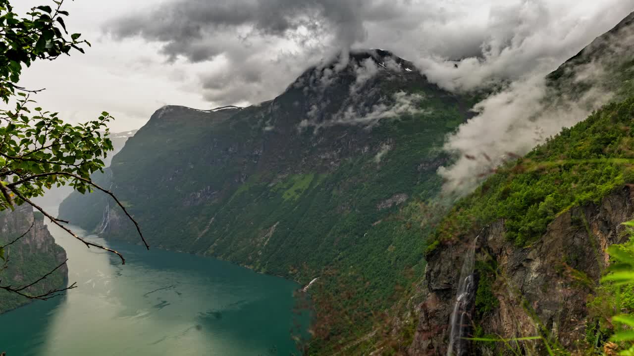 戏剧性的山雾，峡湾和瀑布在Geirangerfjorden的时间间隔视频素材