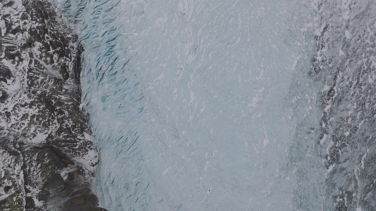 从空中俯瞰覆盖在冰岛冰雪中的维尔基斯冰川视频素材