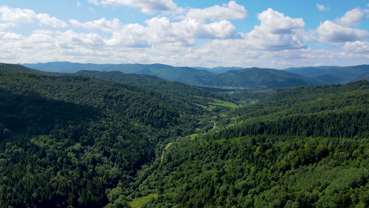 巴伐利亚森林山脉鸟瞰图空中飞行茂密的落叶针叶树视频素材