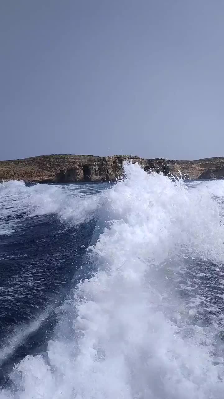 摩托艇的尾迹，溅起浪花视频素材