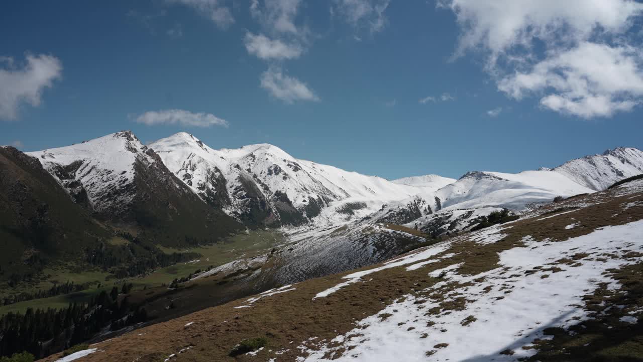 吉尔吉斯斯坦卡拉科尔滑雪胜地的雪峰视频素材