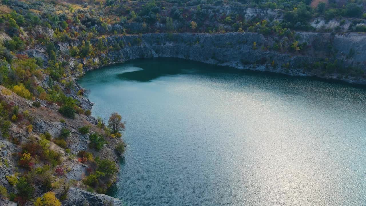 一个被洪水淹没的废弃花岗岩采石场的俯视图视频素材