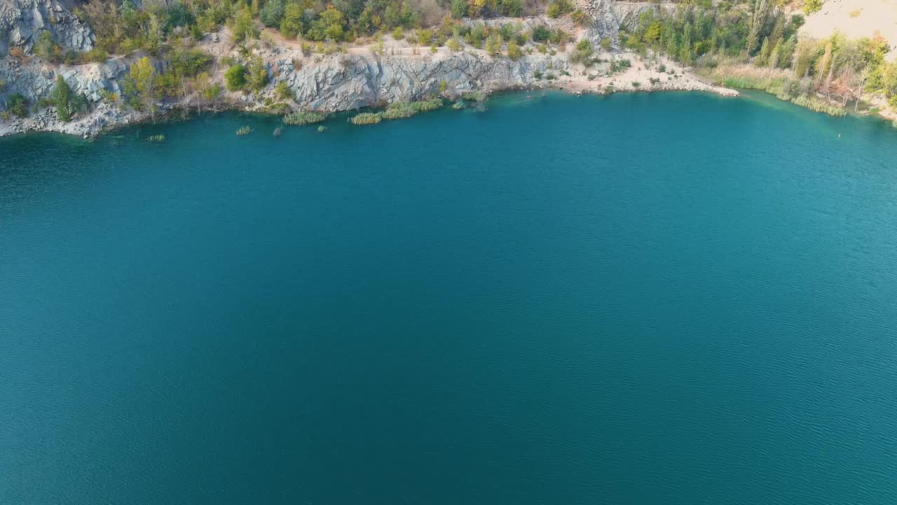 一个被洪水淹没的废弃花岗岩采石场的俯视图视频素材