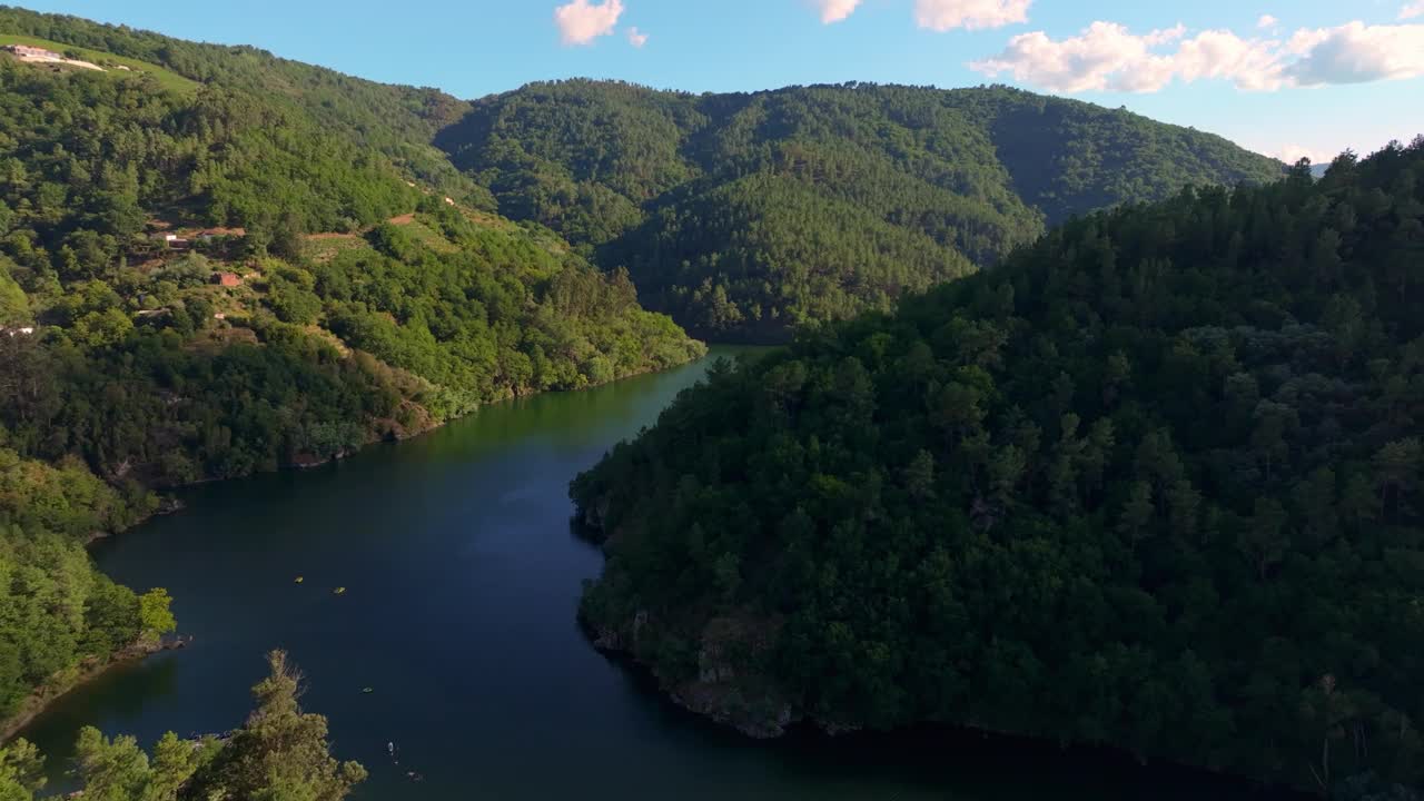 在西班牙加利西亚卢戈的Belesar村和水库附近的Ribeira Sacra，郁郁葱葱的森林山脉。无人机航拍视频素材