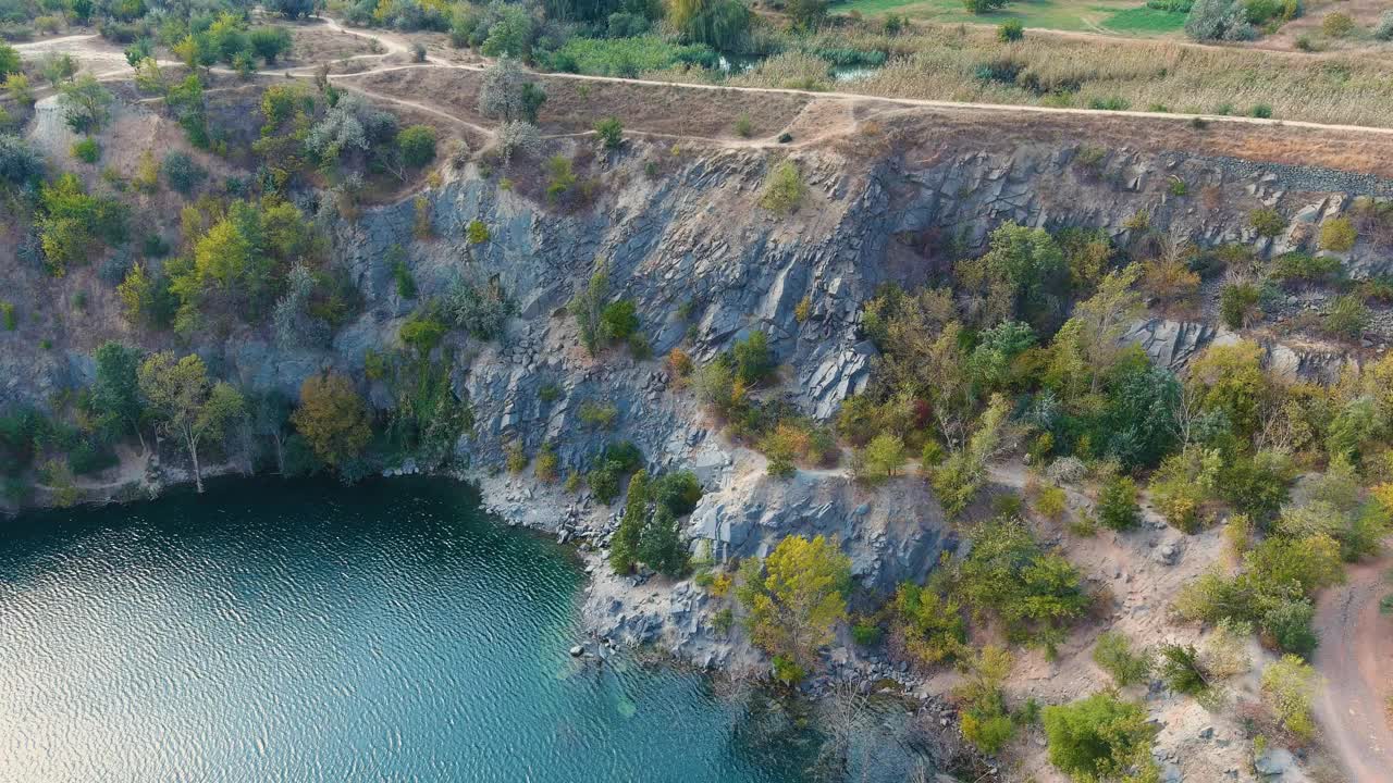 一个被洪水淹没的废弃花岗岩采石场的俯视图视频素材