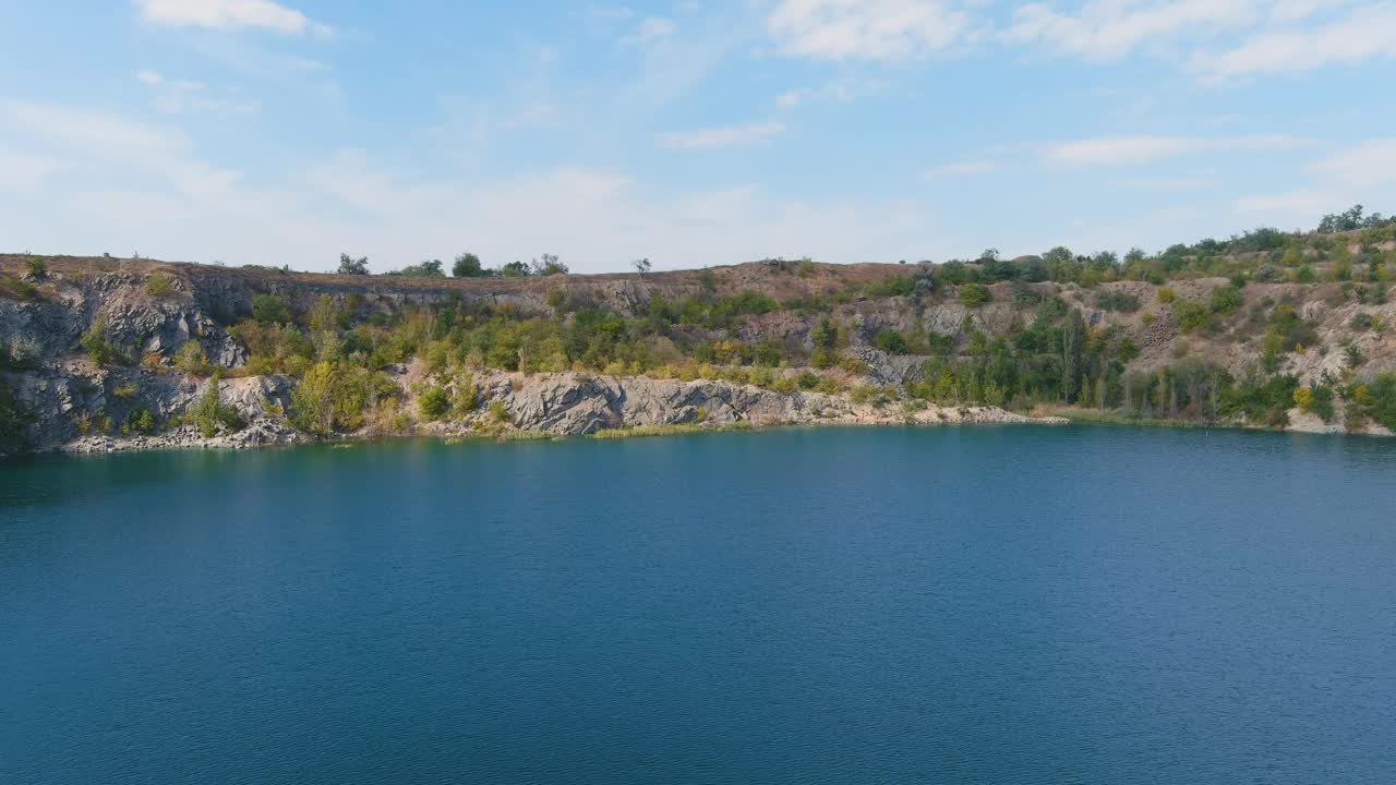 一个被洪水淹没的废弃花岗岩采石场的俯视图视频素材