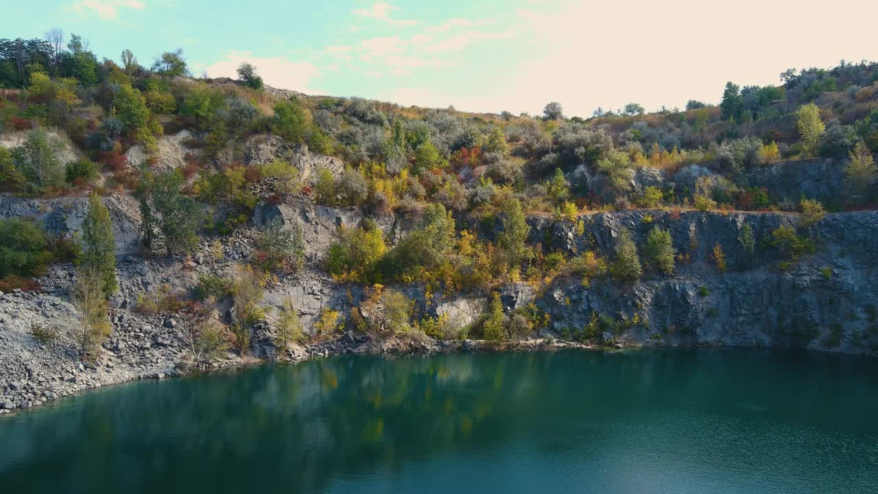 一个被洪水淹没的废弃花岗岩采石场的俯视图视频下载