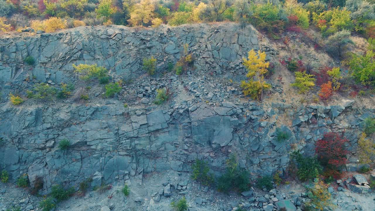 一个被洪水淹没的废弃花岗岩采石场的俯视图视频下载