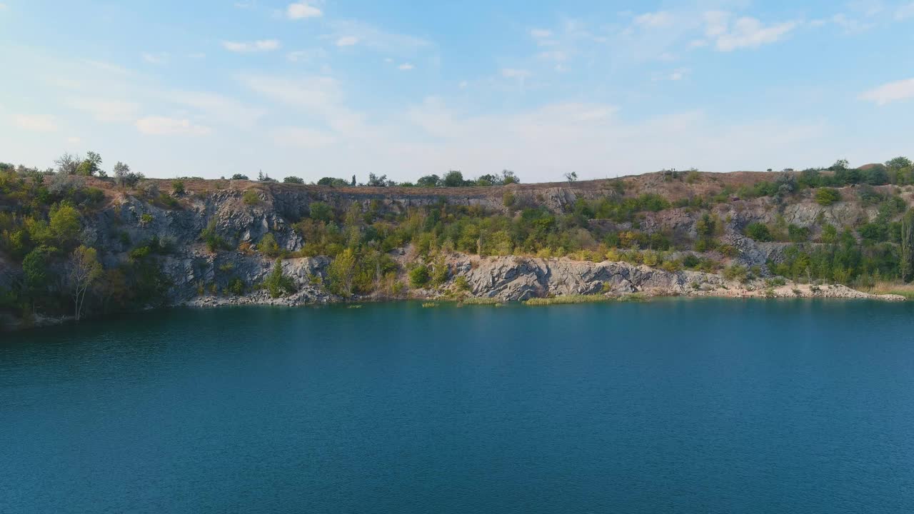 一个被洪水淹没的废弃花岗岩采石场的俯视图视频素材