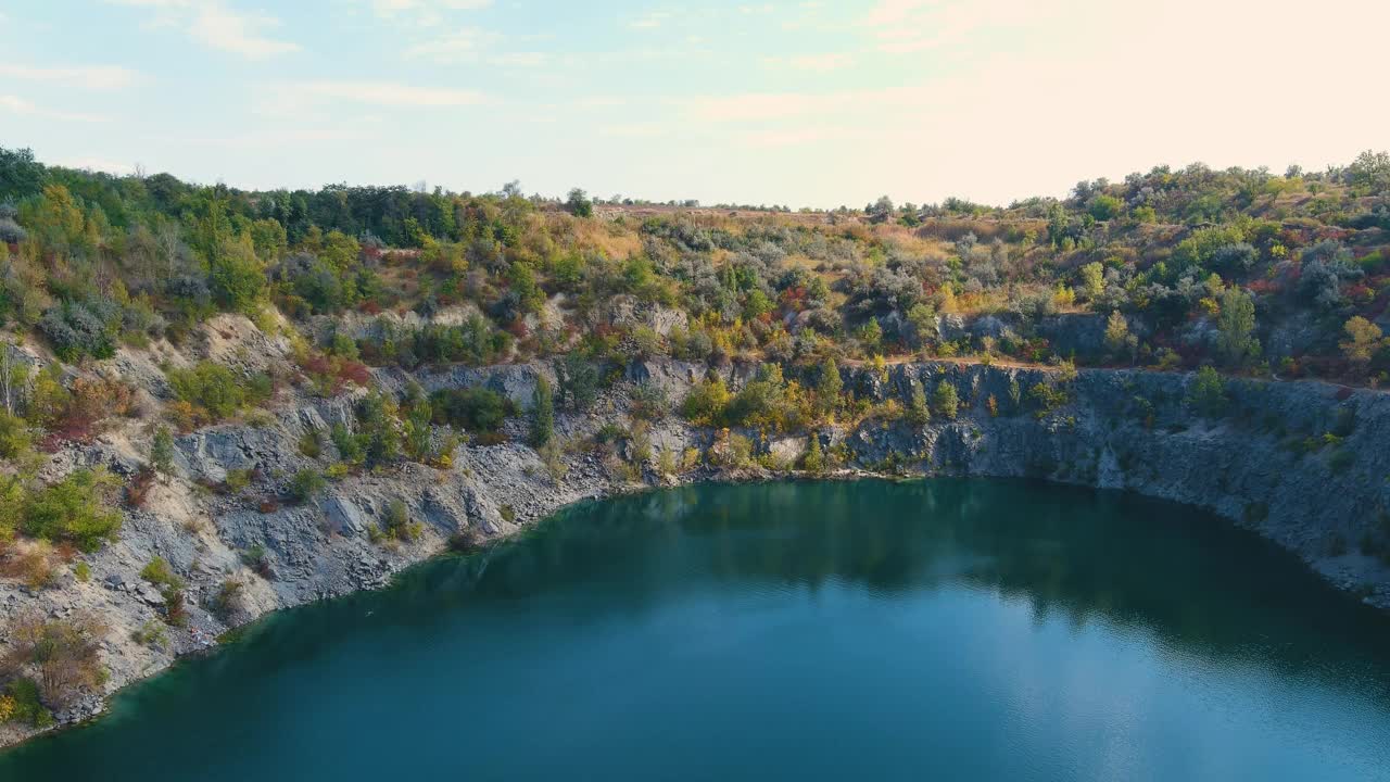 一个被洪水淹没的废弃花岗岩采石场的俯视图视频素材