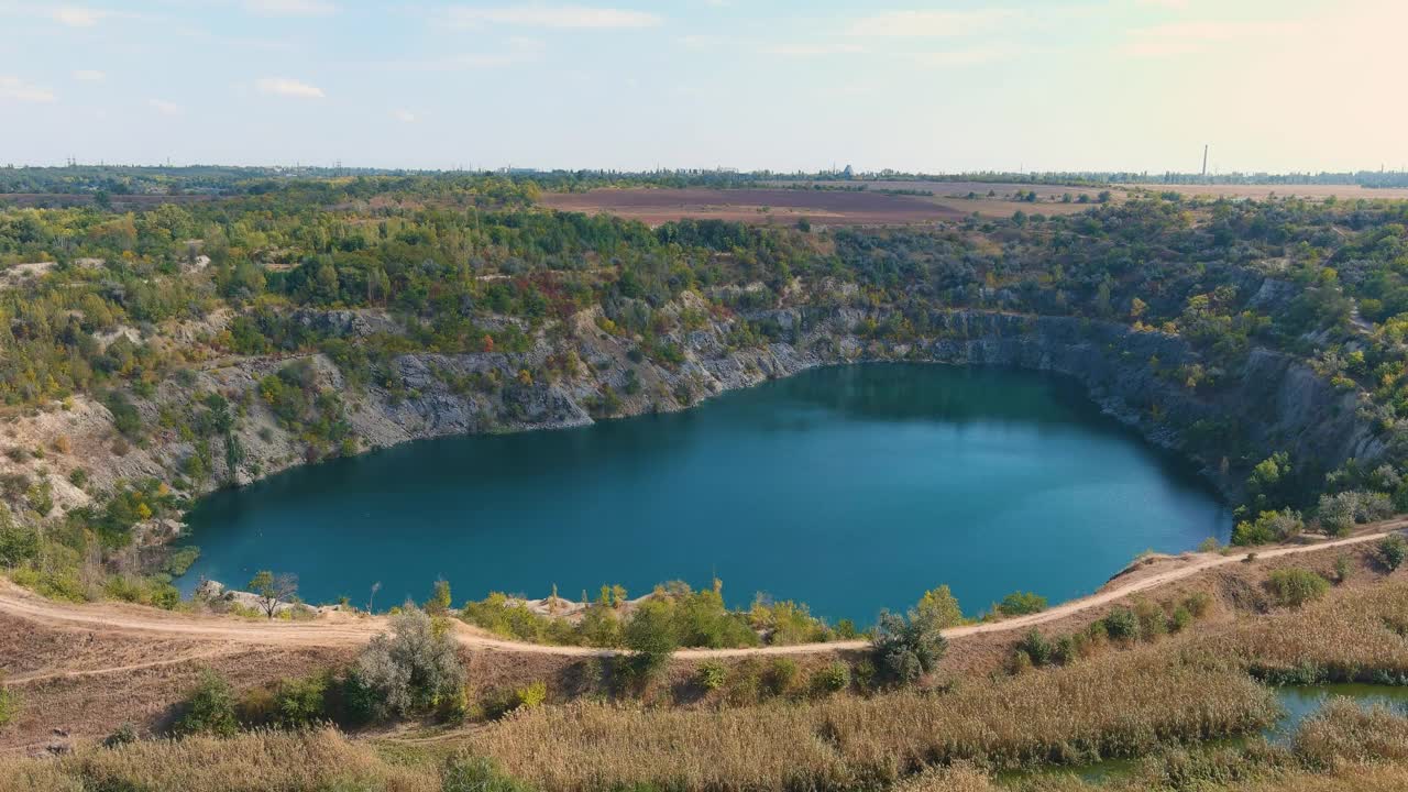 一个被洪水淹没的废弃花岗岩采石场的俯视图视频素材