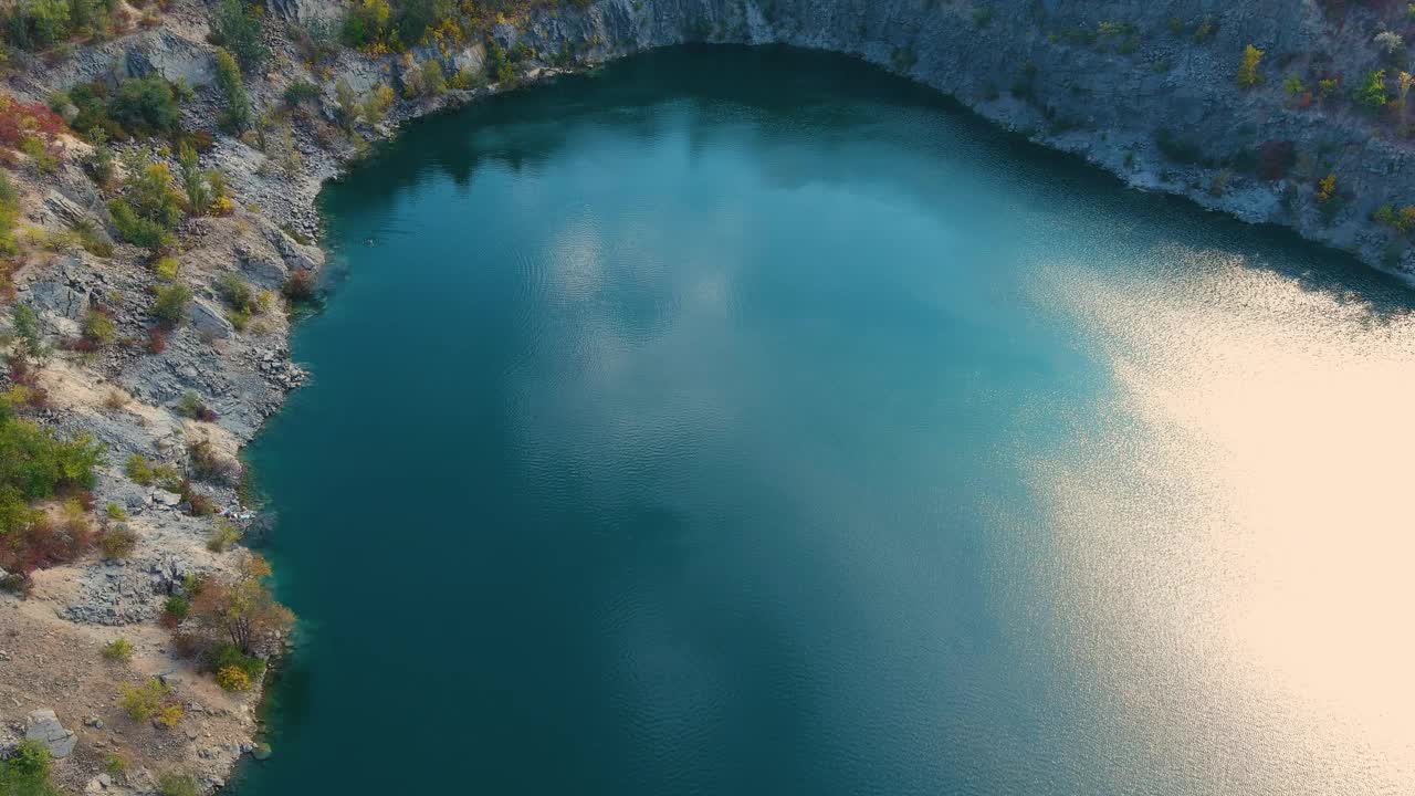 一个被洪水淹没的废弃花岗岩采石场的俯视图视频下载