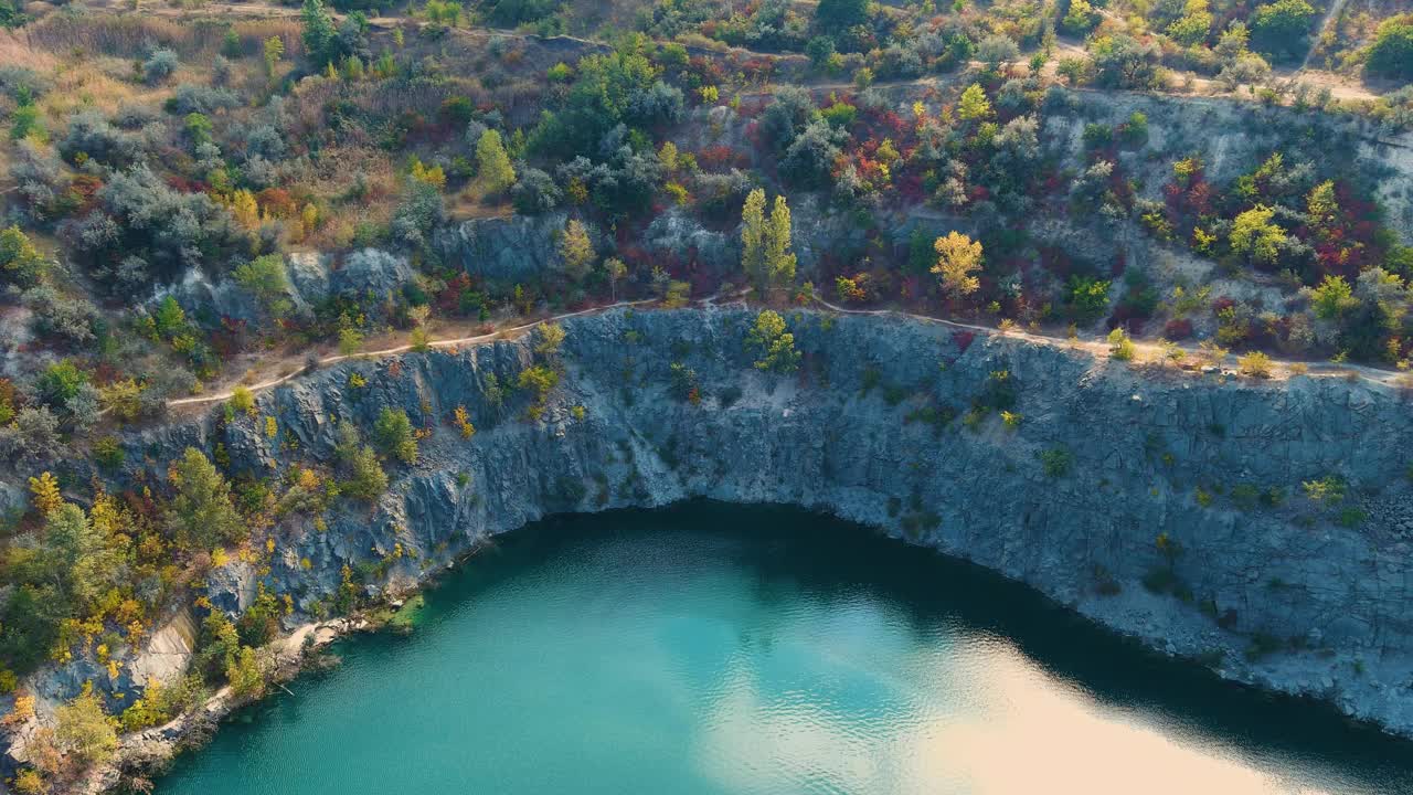 一个被洪水淹没的废弃花岗岩采石场的俯视图视频素材