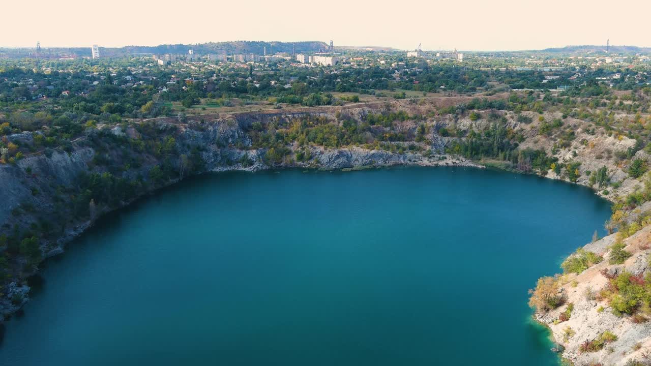 一个被洪水淹没的废弃花岗岩采石场的俯视图视频素材