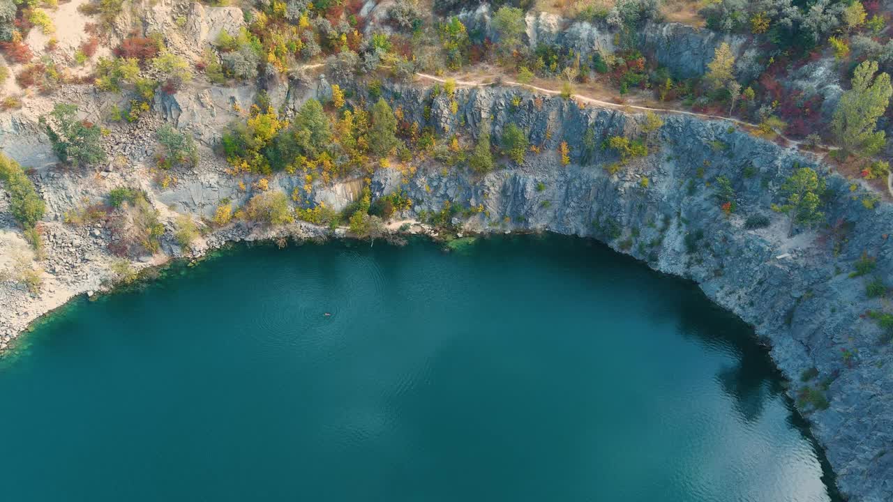 一个被洪水淹没的废弃花岗岩采石场的俯视图视频下载