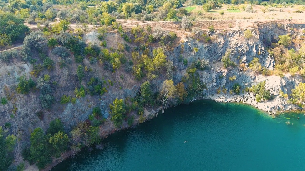 一个被洪水淹没的废弃花岗岩采石场的俯视图视频下载