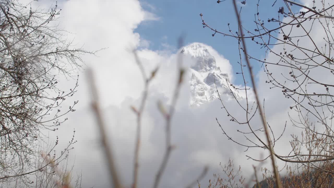 女旅行者在拍摄美丽的雪山。户外徒步旅行的旅游女孩。冒险、旅行、生活方式视频下载