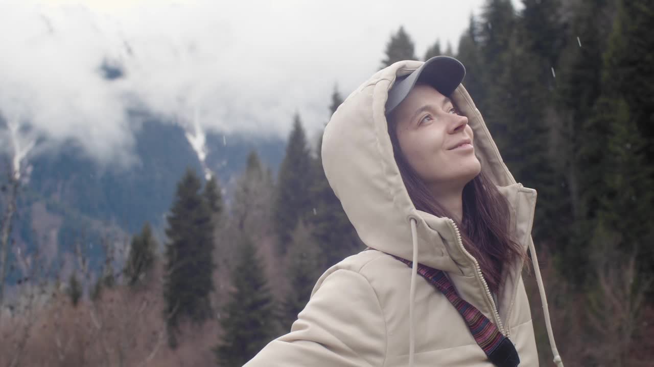 快乐快乐的年轻女子游客享受生活。户外徒步旅行的女孩在山上旋转和跳舞。冒险、旅行、生活方式视频下载