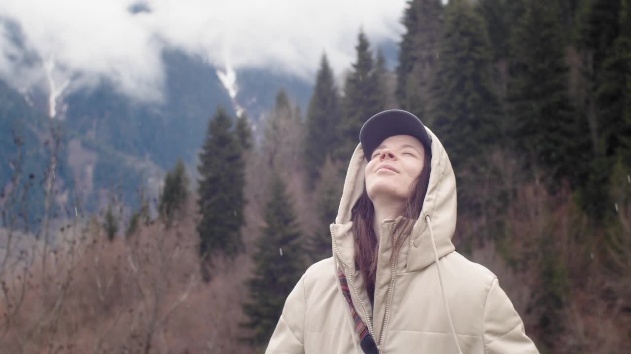 快乐快乐的年轻女子游客享受生活。户外徒步旅行的女孩在山上旋转和跳舞。冒险、旅行、生活方式视频下载