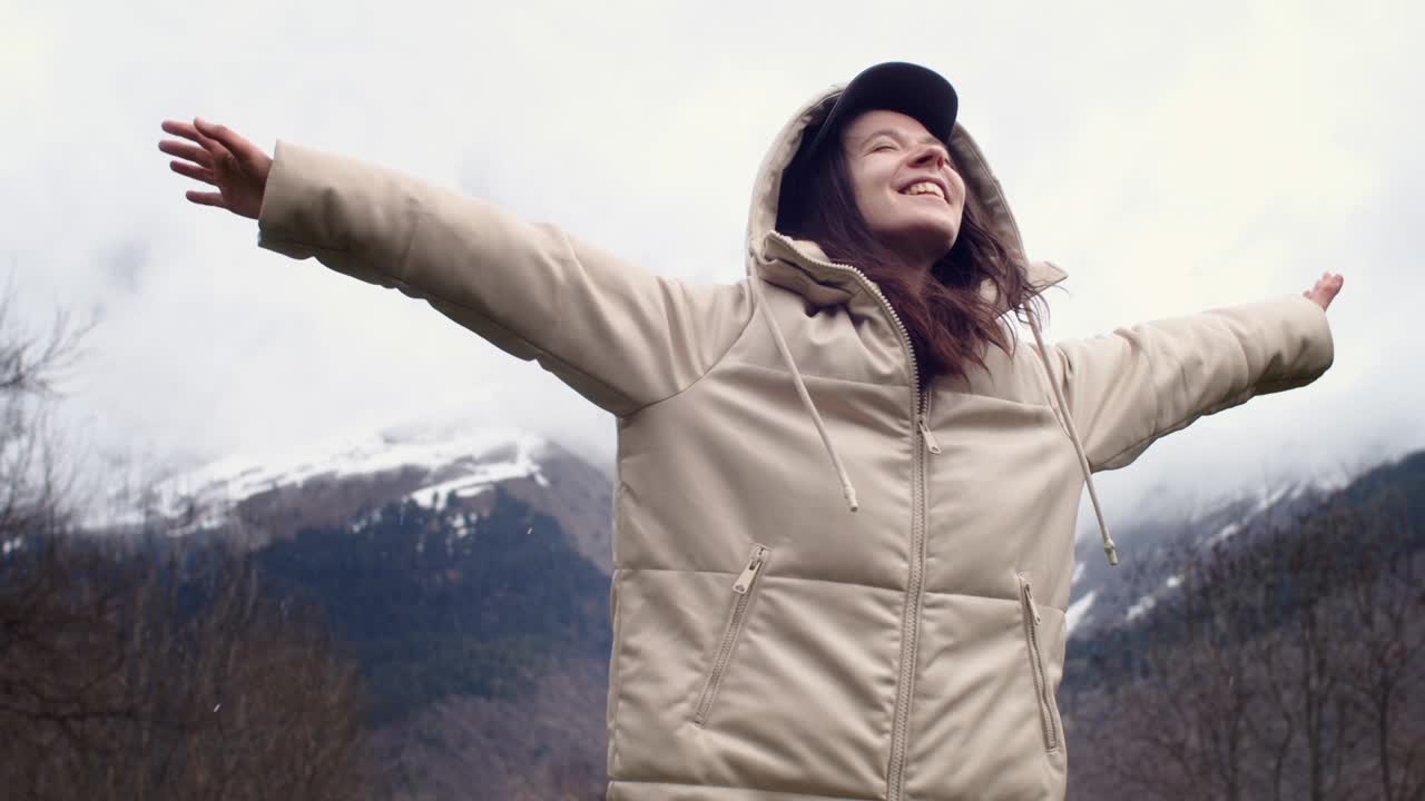 快乐快乐的年轻女子游客享受生活。户外徒步旅行的女孩在山上旋转和跳舞。冒险、旅行、生活方式视频下载