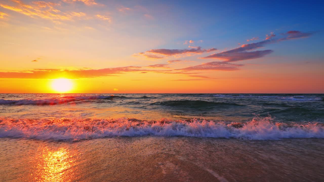 热带日出在海浪和海滩岸边，海洋地平线自然景观4K视频视频素材