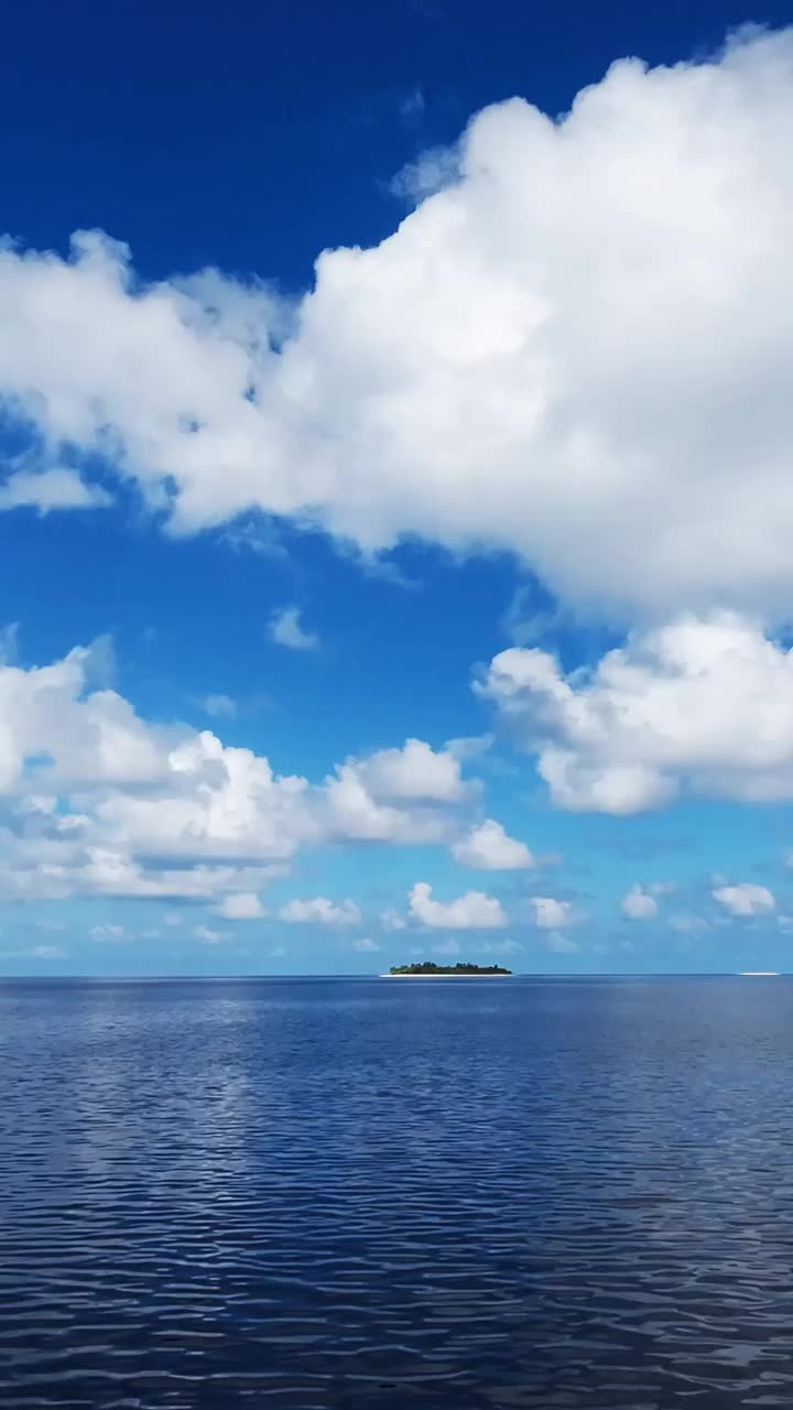 马尔代夫荒岛的低角度视角视频素材