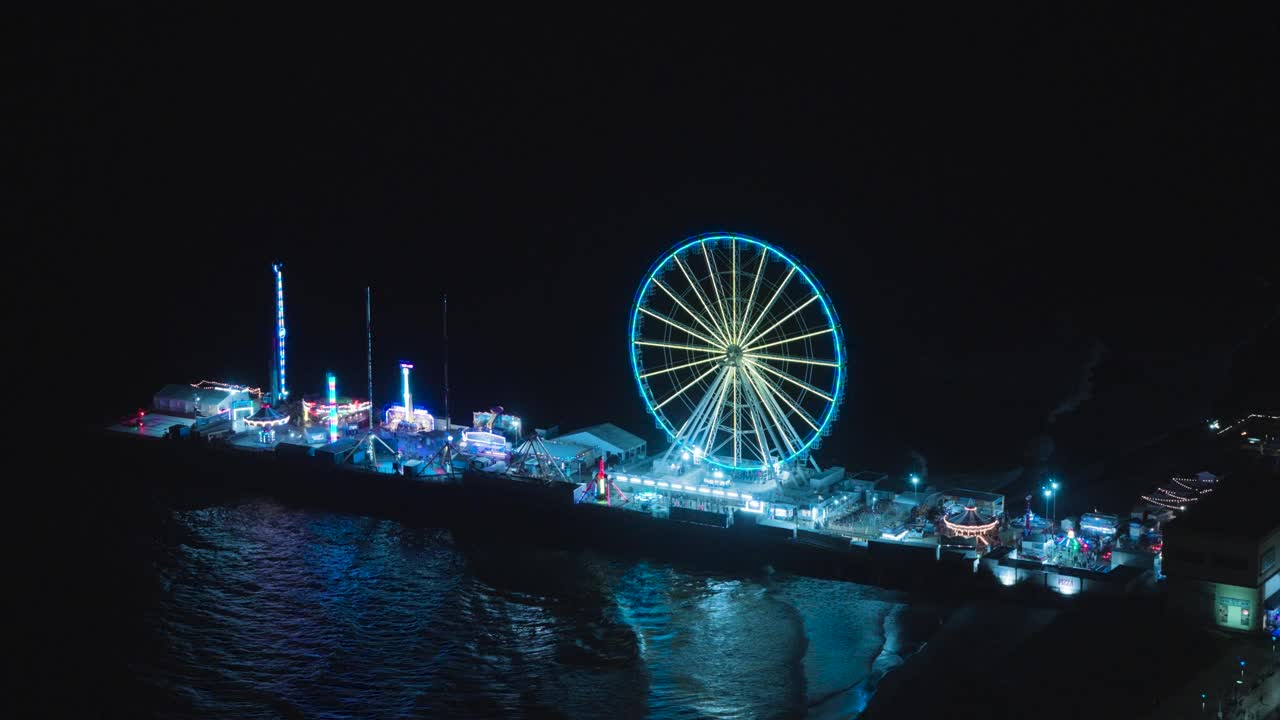 鸟瞰图:夜间木板路灯视频素材