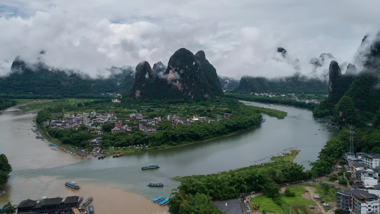 漓江和喀斯特山脉的鸟瞰图，美丽的云景。位于中国广西桂林市阳朔县兴平古镇附近视频下载